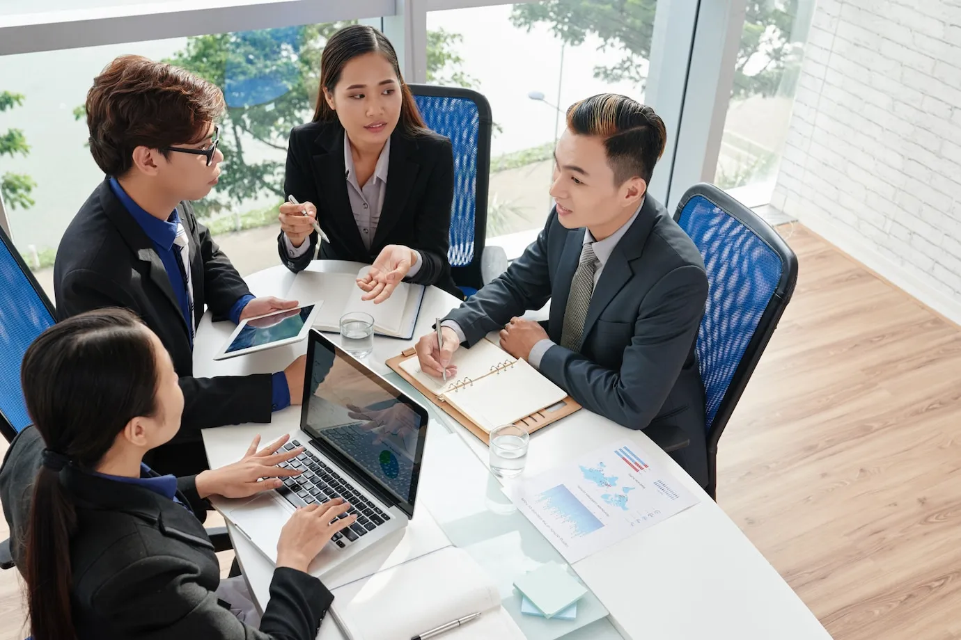 business-team-discussing-project